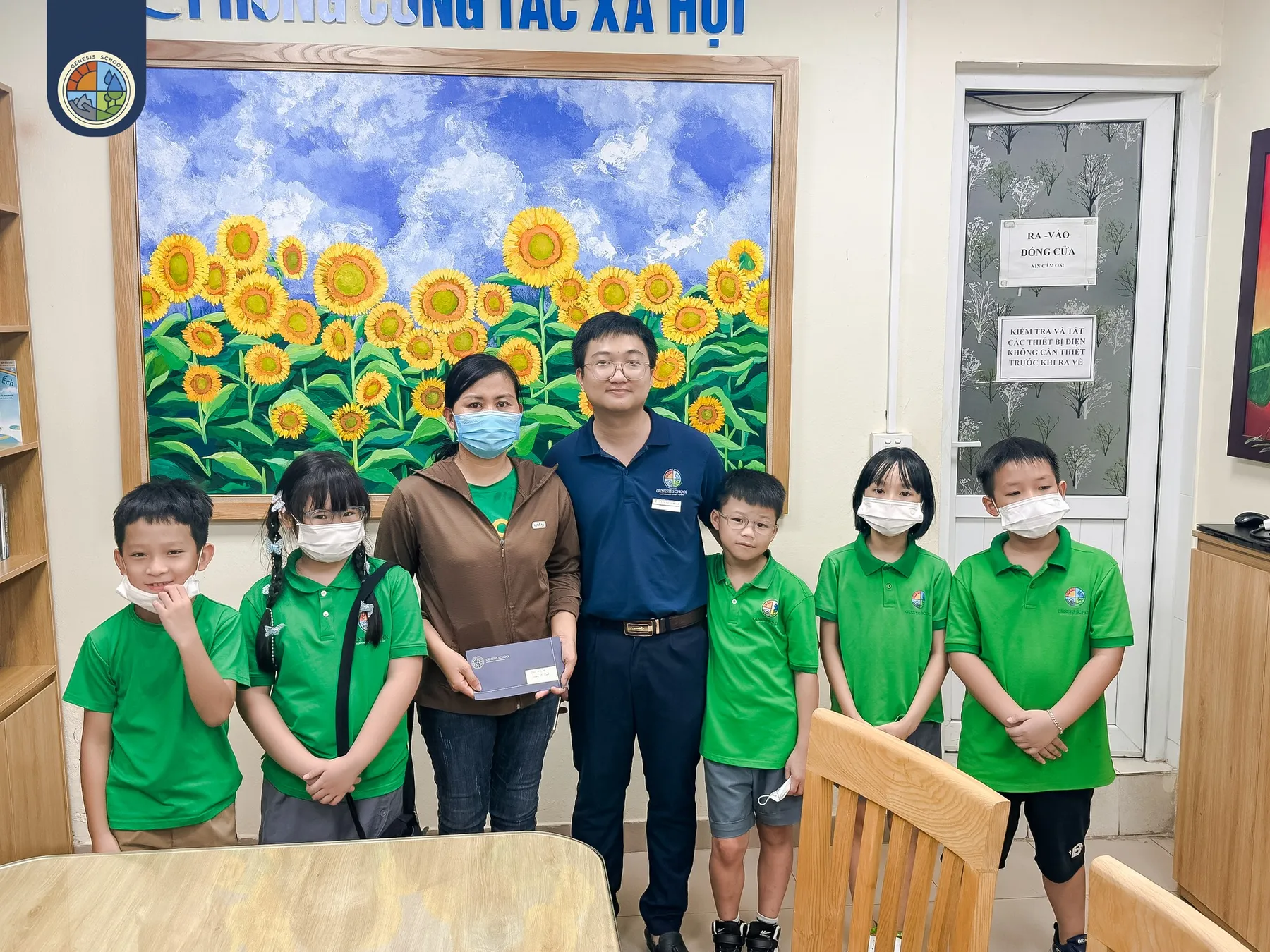 Thầy cô, học sinh Genesis và đại diện bệnh viện tại Phòng Công tác xã hội, Bệnh viện Nhi Trung ương