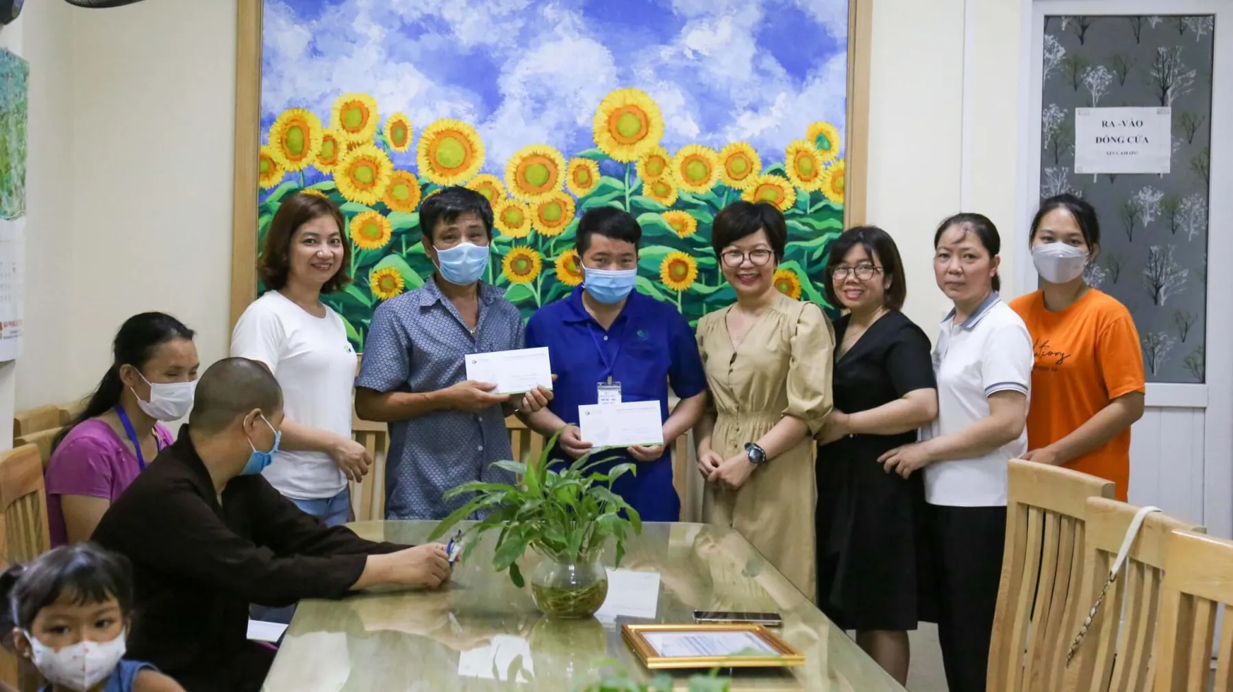 Tranh tường nhiều màu tại Khoa Dinh dưỡng Lâm sàng, Bệnh viện Nhi Trung ương