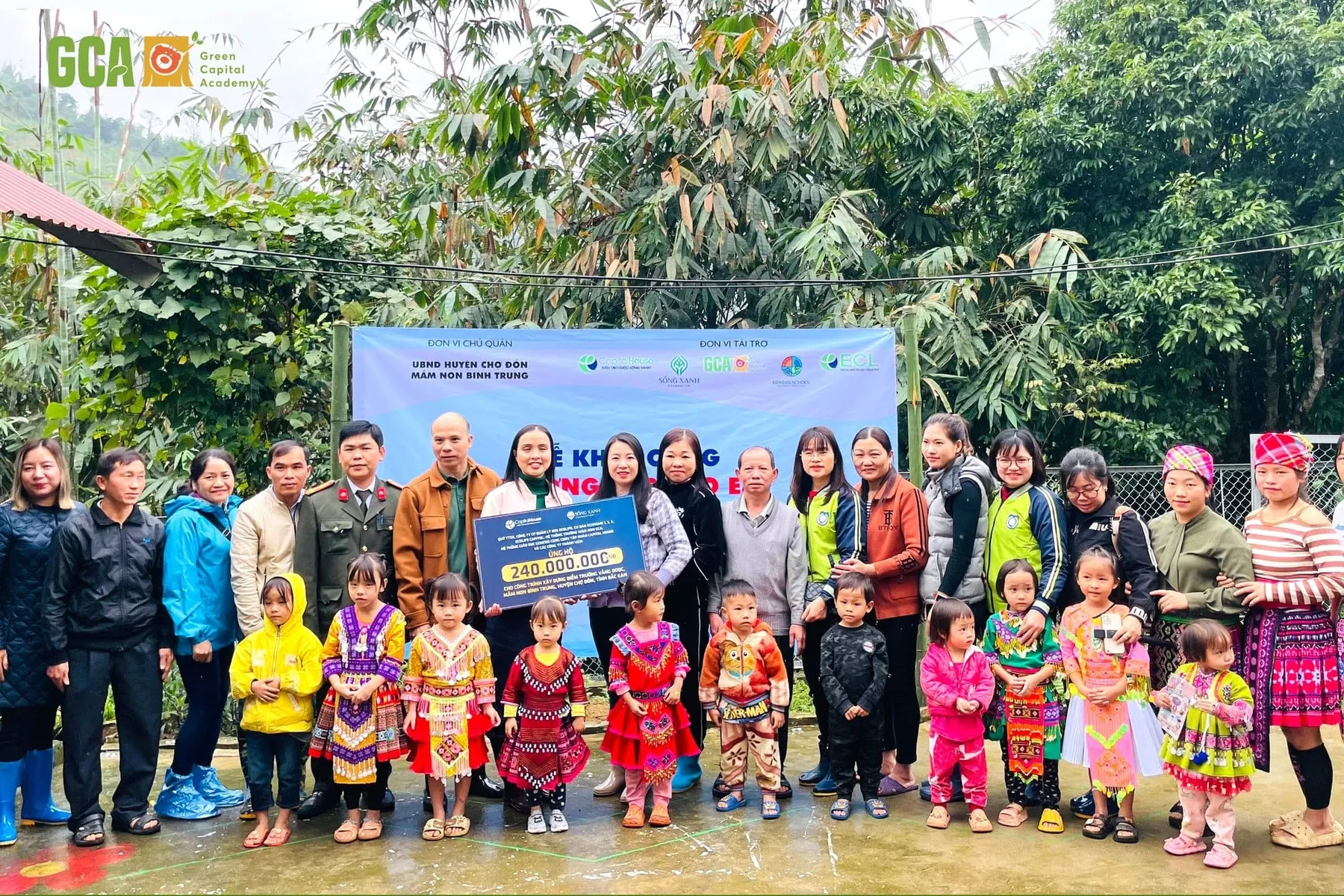 Đoàn Quỹ Từ thiện Sống Xanh, thầy cô và các em học sinh mầm non trước băng rôn lễ khởi công điểm trường Vàng Doọc