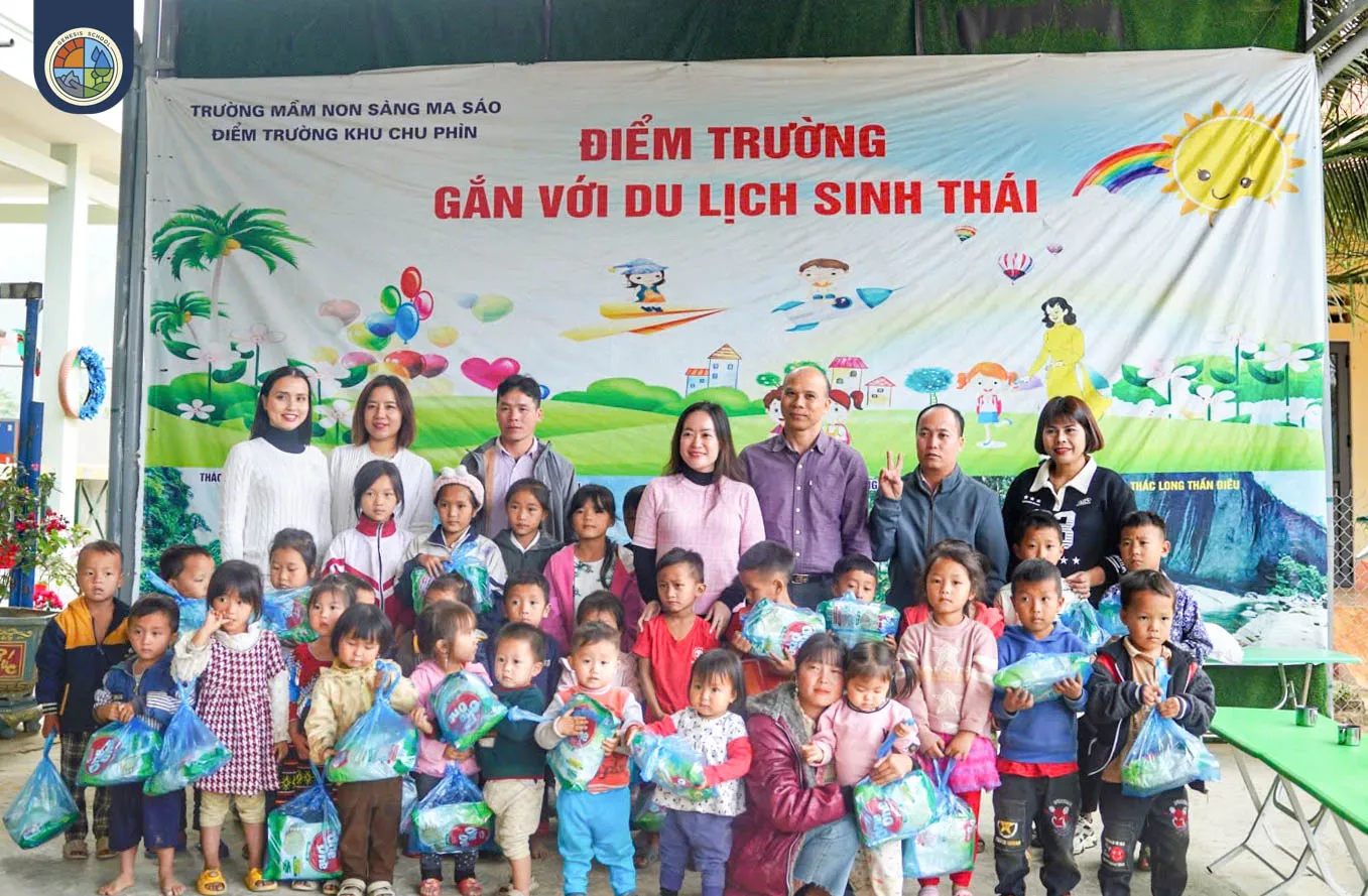 Đoàn trao hỗ trợ cùng thầy cô và học sinh điểm trường Khu Chu Phìn, Lào Cai